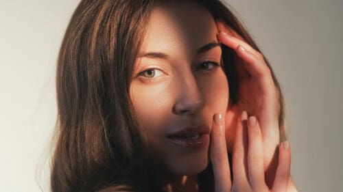 Porträt einer jungen Frau mit natürlicher Schönheit, sanftem Licht und makelloser Haut, ideal für Be.