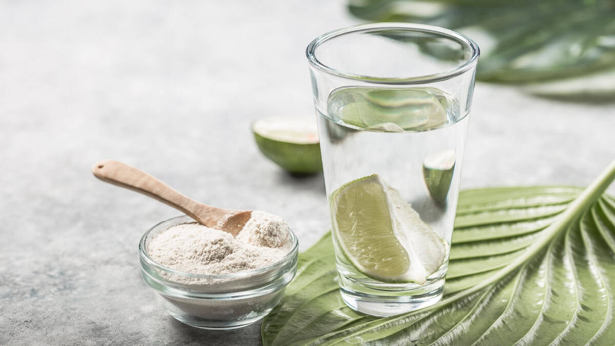 Glas mit Zitronen- und Limettenscheiben, erfrischendes Wasser, gesund, Natur, Detox.